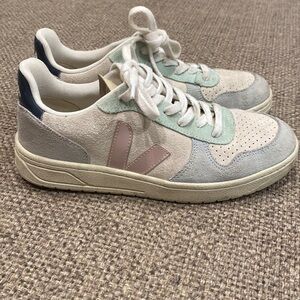 Veja V-10 SUEDE MULTICO NATURAL BABE